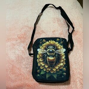Bee Crossbody Nag 🐝NWOT🌻